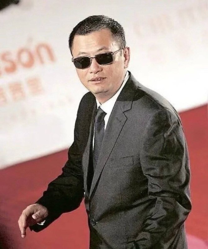 #王家卫 古二再爆电视剧繁花剧组内幕，王家卫与秦雯录音直指剧组霸凌事件古二再度公布与王家卫、剧组成员的对话录音据流传音频显示，所谓“繁花录音事件”中，秦雯在录音里自述在一起涉袭警事件后被带入派出所，并称曾打电话寻找关系以求脱身