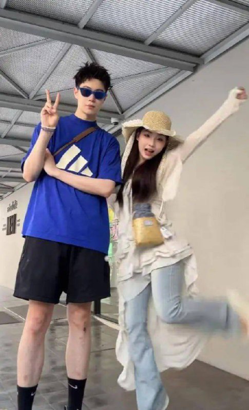 #小郑嘻嘻 抖音300万粉丝网红 小郑嘻嘻 曝光老公婚内出轨 体育男大战拔丝女#小郑嘻嘻 抖音300万粉丝网红 小郑嘻嘻 曝光老公婚内出轨 体育男大战拔丝女