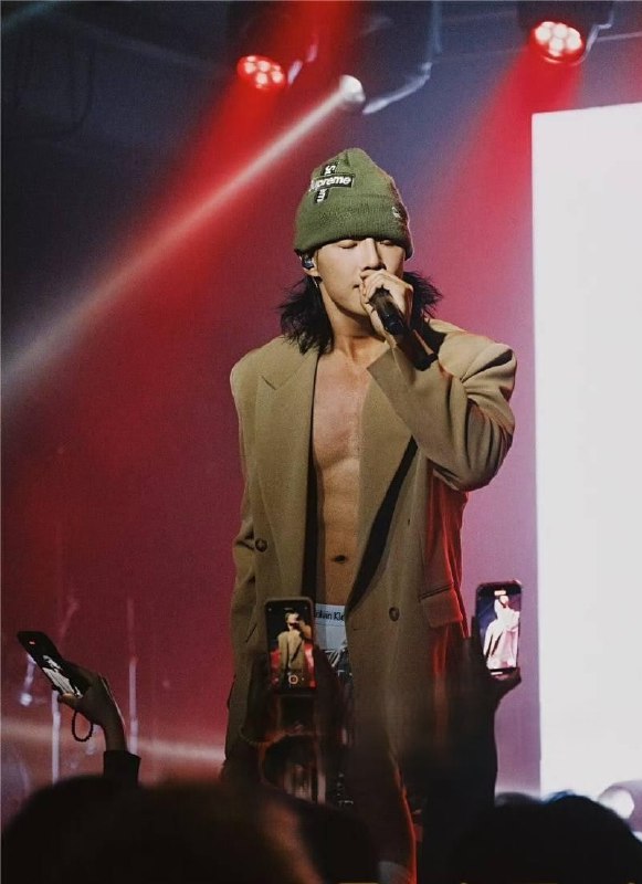 #陈泽希 内娱十八线Rapper歌手 陈泽希 被女友实锤时间管理大师劈腿多人嘻哈圈近期引发了一场重磅新闻，知名Rapper陈泽希因前女友的爆料卷入了劈腿门事件，持续引发广泛关注