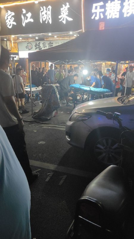 #武汉 #武汉汉正街 #武汉枪击  网传武汉汉正街发生枪击，三枪死两个，熊猫烧烤门口至少五次枪声，路人还以为放鞭炮武汉汉正街枪击案距离派出所30米犯案#武汉 #武汉汉正街 #武汉枪击  网传武汉汉正街发生枪击，三枪死两个，熊猫烧烤门口至少五次枪声，路人还以为放鞭炮武汉汉正街枪击案距离派出所30米犯案