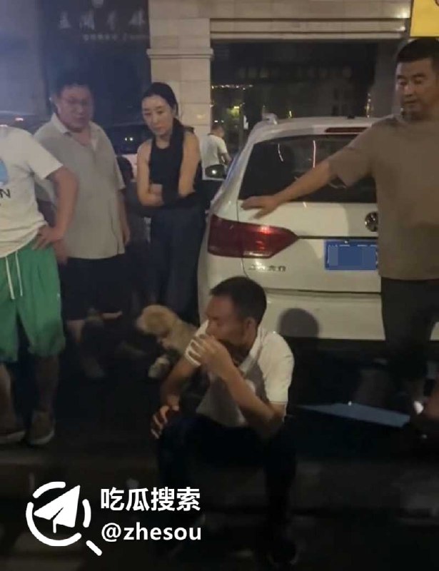 #吃瓜 #诱骗未成年 四川眉山曝出一段当街打人视频！经爆料，居然是一小伙儿在网上勾搭个12岁小姑娘，忽悠她去眉山玩，还想带去开房！这男的天天给小姑娘转20块钱，瞅准她爹妈离婚、家里没人管，心情还不好，就下手了！小姑娘到了眉山一看，这男的岁数不小了，吓得赶紧打电话喊她爹来接！她爹一到，火冒三丈，上去把那男的就是一顿狠揍啊！亲爹暴打渣男她爹一看这情况，气得眼珠子都红了！当街就开干，拳头跟巴掌跟不要钱似的往那男的身上招呼