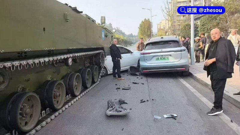 #坦克追尾 重庆九龙坡坦克追尾，这俩哥们能吹一辈子了