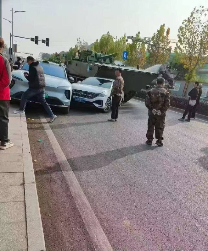 #坦克追尾 重庆九龙坡坦克追尾，这俩哥们能吹一辈子了