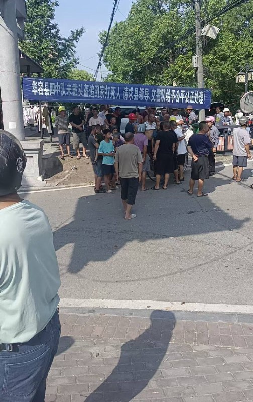 #河南辅警 河南男子持头盔当街暴打拾荒老人现场视频 身份被扒出为交警队前辅警！#河南辅警 河南男子持头盔当街暴打拾荒老人现场视频 身份被扒出为交警队前辅警！