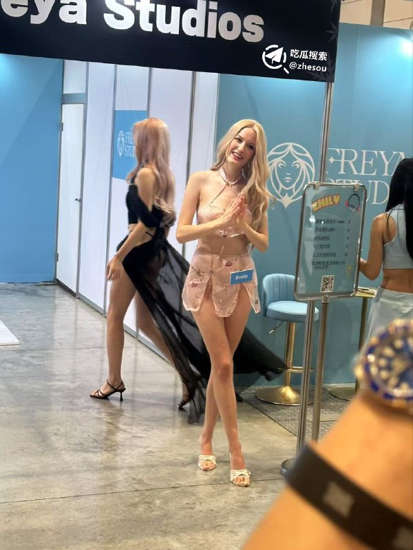 #成人展 台湾顶级成人展香艳画面顶不住游客现场起飞，台妹对战日本AV女优