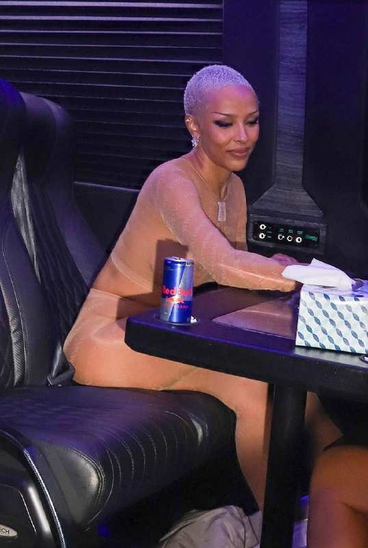 #DojaCat 美国著名说唱歌手 Doja Cat 身穿透视装纽约出席活动 大奶清晰可见比之侃爷老婆有过之无不及！#DojaCat 美国著名说唱歌手 Doja Cat 身穿透视装纽约出席活动 大奶清晰可见比之侃爷老婆有过之无不及！