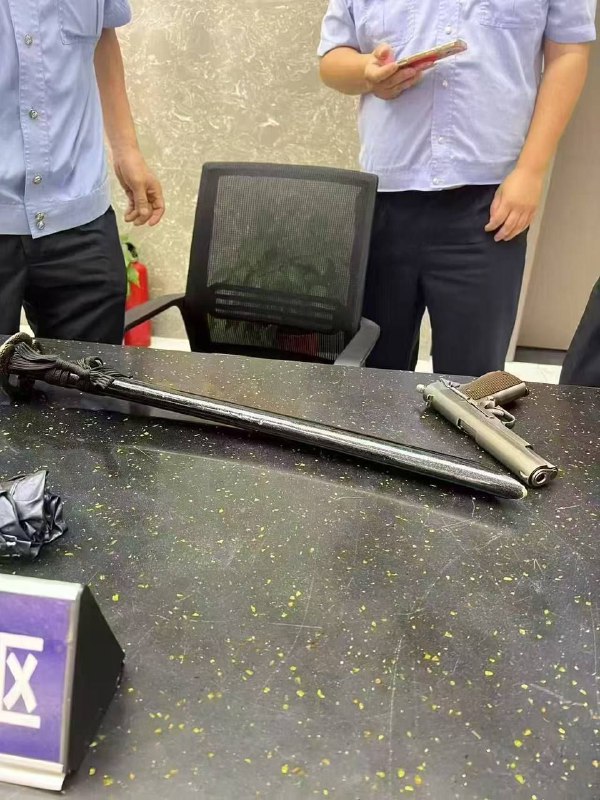 #武汉 #武汉汉正街 #武汉枪击  网传武汉汉正街发生枪击，三枪死两个，熊猫烧烤门口至少五次枪声，路人还以为放鞭炮武汉汉正街枪击案距离派出所30米犯案#武汉 #武汉汉正街 #武汉枪击  网传武汉汉正街发生枪击，三枪死两个，熊猫烧烤门口至少五次枪声，路人还以为放鞭炮武汉汉正街枪击案距离派出所30米犯案