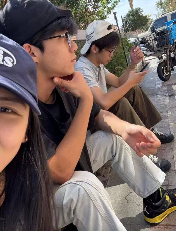 #二喜 女主二喜，93年的，已婚有娃后出轨店内17岁男店员，据其老公抖音描述，除常年不顾家归家外，还因烦其女儿吵闹删了女儿俩巴掌且扬言要杀了自己女儿，出轨被发现后，没有妥善解决好现存的婚姻关系，还很嚣张的在抖音号上公开跟出轨对象的恋爱日常，并称17岁对象为永动机，种种事件致其老公忍无可忍，发视频揭露，后视频爆了甚至登上部分媒体，于是部分群众就聚集到其店门口吃瓜！#二喜 女主二喜，93年的，已婚有娃后出轨店内17岁男店员，据其老公抖音描述，除常年不顾家归家外，还因烦其女儿吵闹删了女儿俩巴掌且扬言要杀了自己女儿，出轨被发现后，没有妥善解决好现存的婚姻关系，还很嚣张的在抖音号上公开跟出轨对象的恋爱日常，并称17岁对象为永动机，种种事件致其老公忍无可忍，发视频揭露，后视频爆了甚至登上部分媒体，于是部分群众就聚集到其店门口吃瓜！