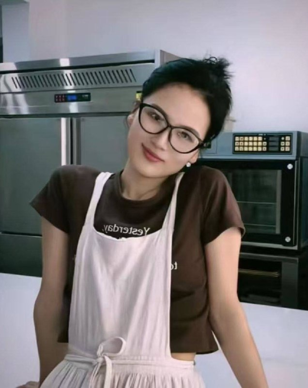 #二喜 女主二喜，93年的，已婚有娃后出轨店内17岁男店员，据其老公抖音描述，除常年不顾家归家外，还因烦其女儿吵闹删了女儿俩巴掌且扬言要杀了自己女儿，出轨被发现后，没有妥善解决好现存的婚姻关系，还很嚣张的在抖音号上公开跟出轨对象的恋爱日常，并称17岁对象为永动机，种种事件致其老公忍无可忍，发视频揭露，后视频爆了甚至登上部分媒体，于是部分群众就聚集到其店门口吃瓜！#二喜 女主二喜，93年的，已婚有娃后出轨店内17岁男店员，据其老公抖音描述，除常年不顾家归家外，还因烦其女儿吵闹删了女儿俩巴掌且扬言要杀了自己女儿，出轨被发现后，没有妥善解决好现存的婚姻关系，还很嚣张的在抖音号上公开跟出轨对象的恋爱日常，并称17岁对象为永动机，种种事件致其老公忍无可忍，发视频揭露，后视频爆了甚至登上部分媒体，于是部分群众就聚集到其店门口吃瓜！