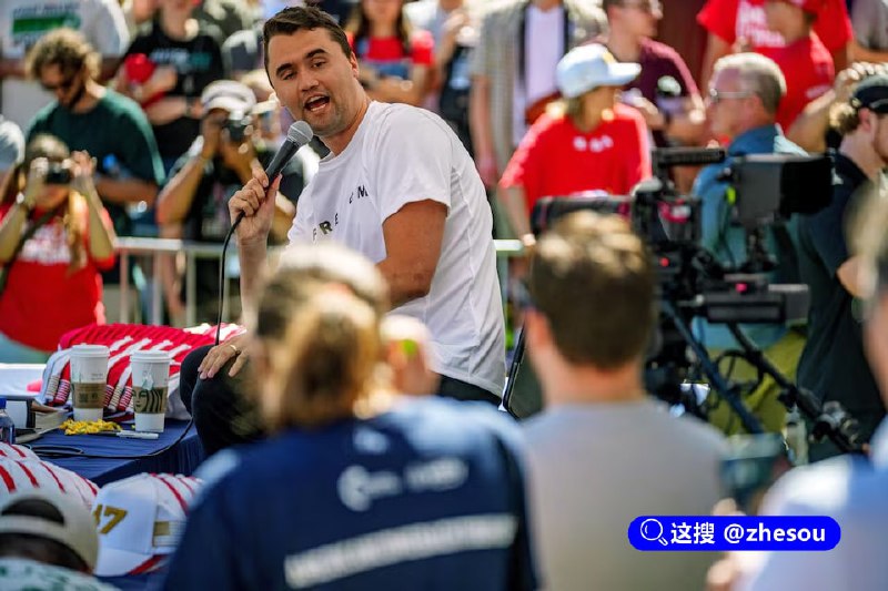 #查理柯克 #特朗普 美国知名保守派活动人士、总统特朗普的政治盟友查理·柯克在犹他州奥勒姆市的犹他山谷大学演讲时遭枪击身亡，终年31岁