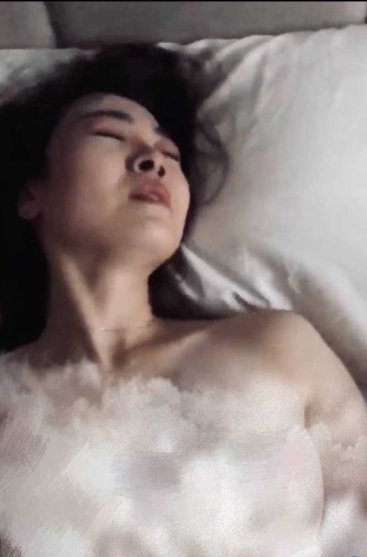 #西绿 #赵瑾一 抖音最美女律师 西绿 & 赵瑾一 被证明律师证是p的，被网友戏称演戏把自己也演进去