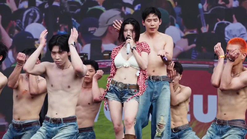 #权恩菲 明星 吃瓜 韩国巨乳女歌手 权恩菲 演唱会侧乳失守蹦出比基尼，一对波涛汹涌的大奶子