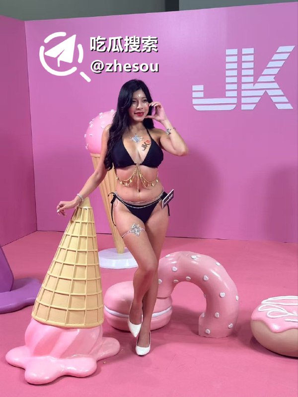 #成人展 台湾顶级成人展香艳画面顶不住游客现场起飞，台妹对战日本AV女优