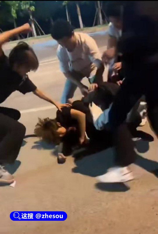 #广西谢霆锋 精神小伙干架6V1场面不输广西谢霆锋查看 