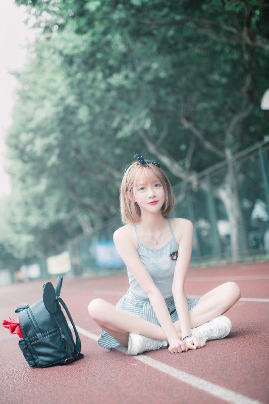 #王羽杉 抖音主播王羽杉在斗鱼直播与观众互动时，因应要求查看并朗读一封邮件，意外发现邮件中夹带一组被指为其过去线下私会“金主”的不雅照片