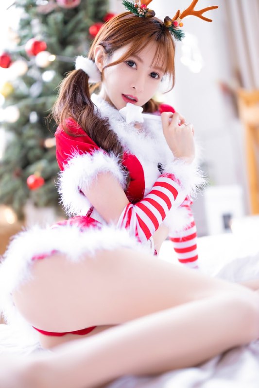 #王羽杉 抖音主播王羽杉在斗鱼直播与观众互动时，因应要求查看并朗读一封邮件，意外发现邮件中夹带一组被指为其过去线下私会“金主”的不雅照片