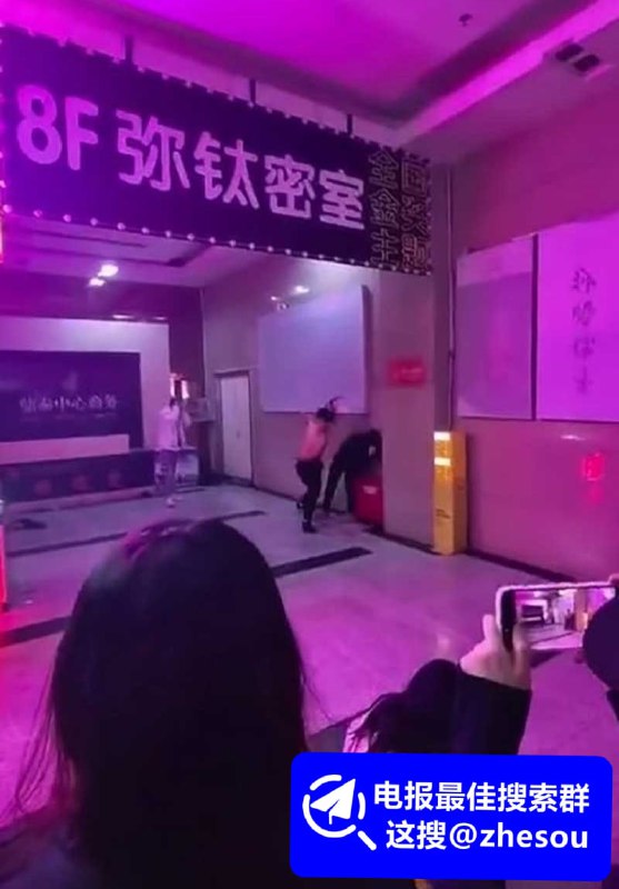 #密室逃脱 密室逃脱1v3 国服泰森精神小伙1V3 密室疯狗模式爆打三人 连自家女友拉架都一拳误伤 围观群众手机狂拍！☁️口令【密室逃脱1v3】 