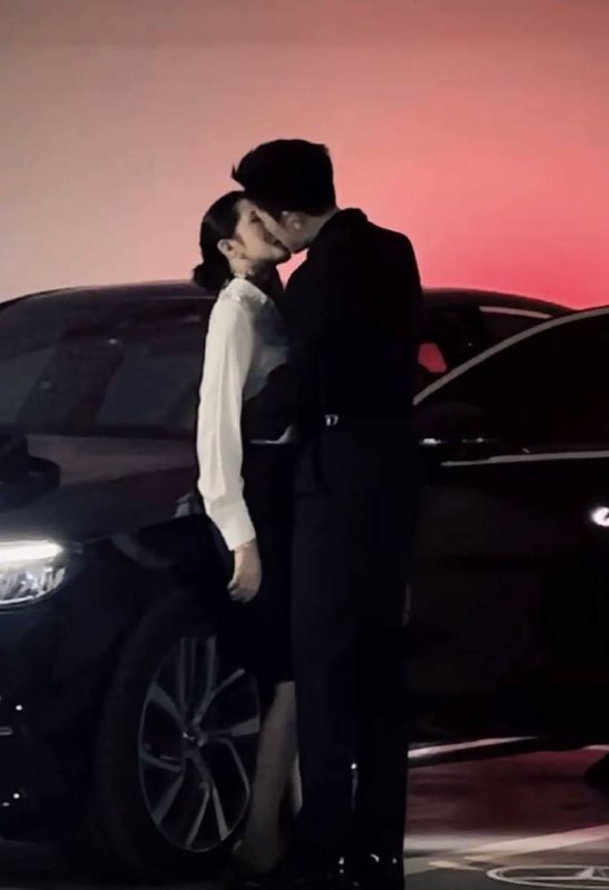 #西绿 #赵瑾一 抖音最美女律师 西绿 & 赵瑾一 被证明律师证是p的，被网友戏称演戏把自己也演进去