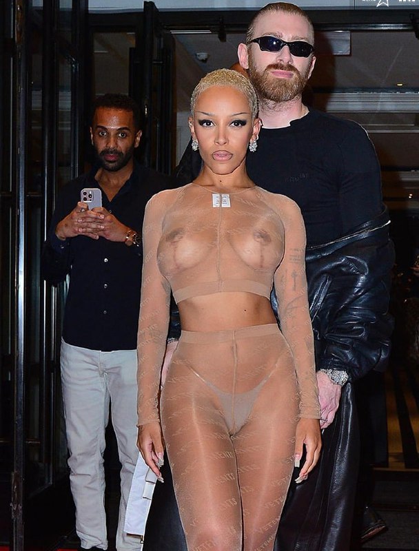 #DojaCat 美国著名说唱歌手 Doja Cat 身穿透视装纽约出席活动 大奶清晰可见比之侃爷老婆有过之无不及！#DojaCat 美国著名说唱歌手 Doja Cat 身穿透视装纽约出席活动 大奶清晰可见比之侃爷老婆有过之无不及！