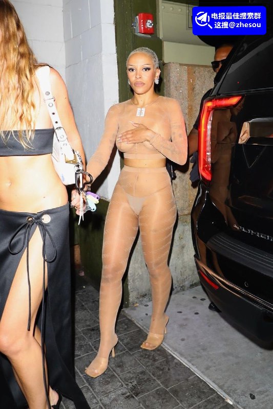 #DojaCat 美国著名说唱歌手 Doja Cat 身穿透视装纽约出席活动 大奶清晰可见比之侃爷老婆有过之无不及！#DojaCat 美国著名说唱歌手 Doja Cat 身穿透视装纽约出席活动 大奶清晰可见比之侃爷老婆有过之无不及！