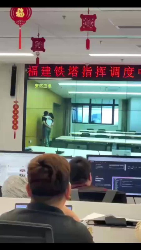 #安徽铁塔 抖音热搜 安徽铁塔两个饥渴难耐同事会议室偷情被视频会议直播，福建铁塔指挥调度中心大屏现亲吻画面，安徽铁塔已发布道歉声明