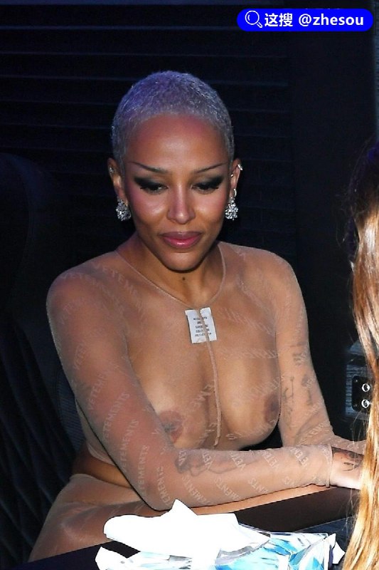 #DojaCat 美国著名说唱歌手 Doja Cat 身穿透视装纽约出席活动 大奶清晰可见比之侃爷老婆有过之无不及！#DojaCat 美国著名说唱歌手 Doja Cat 身穿透视装纽约出席活动 大奶清晰可见比之侃爷老婆有过之无不及！