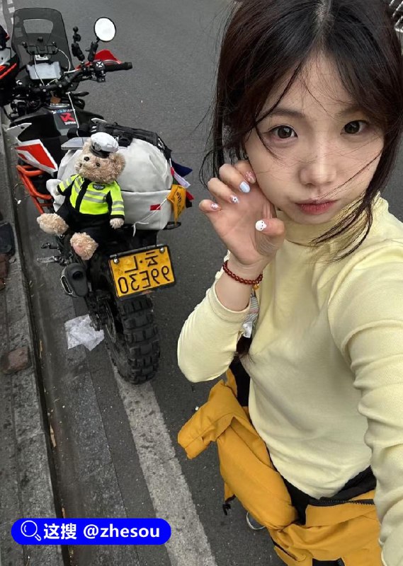 #白兰鸽的事 全网疯求骑行圈女神 白兰鸽事件 傍富二代木头叔叔 吃住玩全包无人区夜夜被叔叔抽插 爽完就甩！白兰鸽是谁？那个穿紧身骑行服、翘臀一扭十万赞的“纯欲女骑士”！前凸后翘、长腿细腰，镜头前清纯喊着“风一样自由”，镜头后直接跪舔富二代！在大理洱海边偶遇木头叔叔（圈内人称土豪木头），当天就开房，第二天直接全包！机车换成大哥的杜卡迪1299，住宿从青年旅社升级到苍山无敌海景别墅，吃的是鲍鱼龙虾，穿的是迪奥，手机换成16ProMax，连安全帽都镶了钻！#白兰鸽的事 全网疯求骑行圈女神 白兰鸽事件 傍富二代木头叔叔 吃住玩全包无人区夜夜被叔叔抽插 爽完就甩！白兰鸽是谁？那个穿紧身骑行服、翘臀一扭十万赞的“纯欲女骑士”！前凸后翘、长腿细腰，镜头前清纯喊着“风一样自由”，镜头后直接跪舔富二代！在大理洱海边偶遇木头叔叔（圈内人称土豪木头），当天就开房，第二天直接全包！机车换成大哥的杜卡迪1299，住宿从青年旅社升级到苍山无敌海景别墅，吃的是鲍鱼龙虾，穿的是迪奥，手机换成16ProMax，连安全帽都镶了钻！