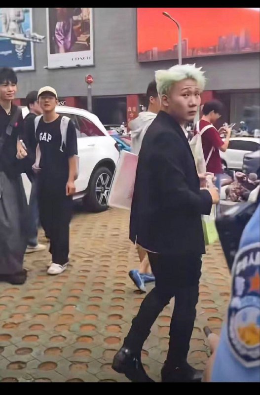 王扁被小汤圆真实 王扁被围着骂原视频 王扁现身南昌演唱会王扁被称为2025年最有种的男人被王源女粉小汤圆线下教育，还喊来保安企图赶走结果保安还和王扁合影，笑死我了