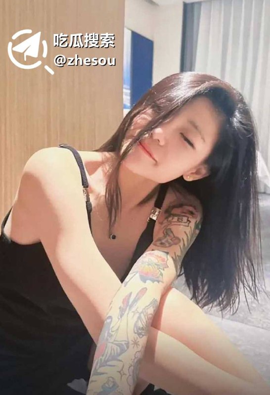 #然后的然 抖音精神小妹 然后的然 直播PK竟全裸出镜 奶子小穴全露大跳裸舞 把对面主播玩到崩溃求饶！查看 