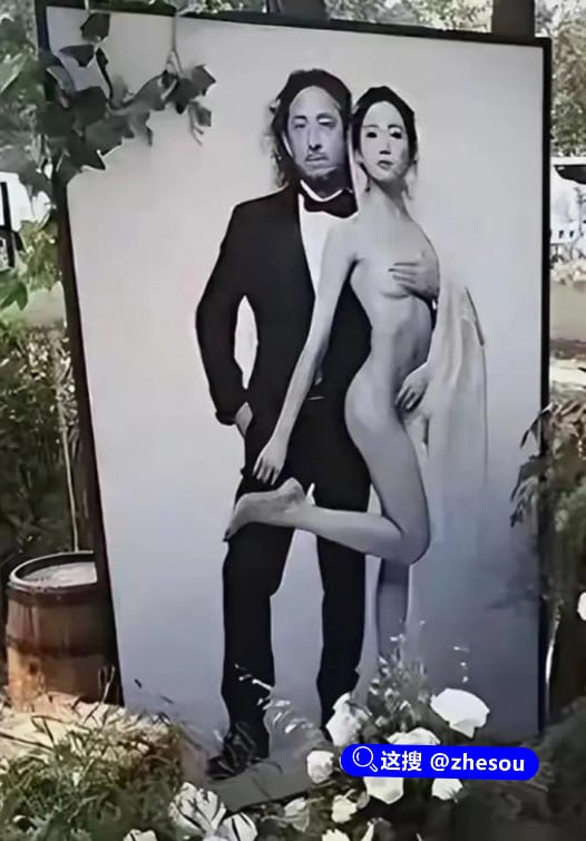 #万千惠 万千惠迎宾照 内地狂野女王万千惠回归娱乐圈引发舆论 裸照当迎宾照震碎网友三观！曾经的内地狂野女王万千惠高调回归，结果直接把网友三观震碎！她中戏音乐剧科班出身，阔别专业舞台近十年，此次以三宝妻子身份回归，初舞台全开麦演唱《暗香》《让她降落》，唱腔专业、情感真挚，本该是励志翻红故事，但网友们直接扒出了她早期的黑历史，当年24岁嫁给大25岁的音乐人三宝时，婚礼上竟用全裸婚纱照作为迎宾照，一时间引发了全网轰动！#万千惠 万千惠迎宾照 内地狂野女王万千惠回归娱乐圈引发舆论 裸照当迎宾照震碎网友三观！曾经的内地狂野女王万千惠高调回归，结果直接把网友三观震碎！她中戏音乐剧科班出身，阔别专业舞台近十年，此次以三宝妻子身份回归，初舞台全开麦演唱《暗香》《让她降落》，唱腔专业、情感真挚，本该是励志翻红故事，但网友们直接扒出了她早期的黑历史，当年24岁嫁给大25岁的音乐人三宝时，婚礼上竟用全裸婚纱照作为迎宾照，一时间引发了全网轰动！