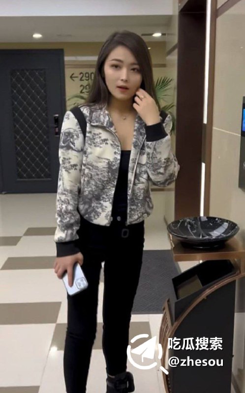 #快手如意 快手430万粉网红如意线下陪榜一大哥开房激战正嗨时被大哥老婆突袭抓包 现场开门暴打#快手如意 快手430万粉网红如意线下陪榜一大哥开房激战正嗨时被大哥老婆突袭抓包 现场开门暴打