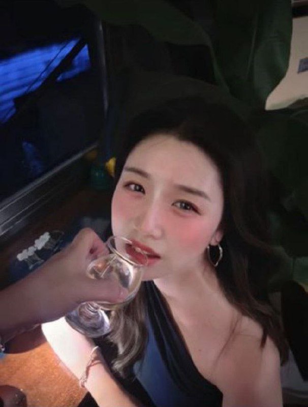 #邢娜 上海体育局财务科员邢娜曝丑闻婚内出轨与领导私通永远要相信领导的眼光，口交视频反差感十足