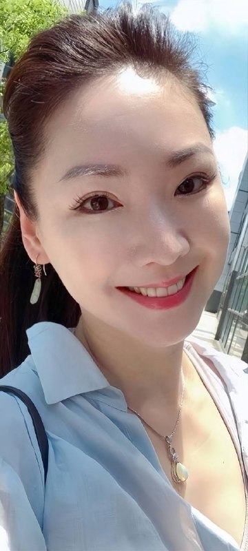 #王俐人 王俐人官宣强势入驻SWAG开启直播，熟女尺度直接引爆全网热议！最近49岁的王俐人因居家穿搭风格引发讨论，一些视频在网上传播后迅速掀起热议