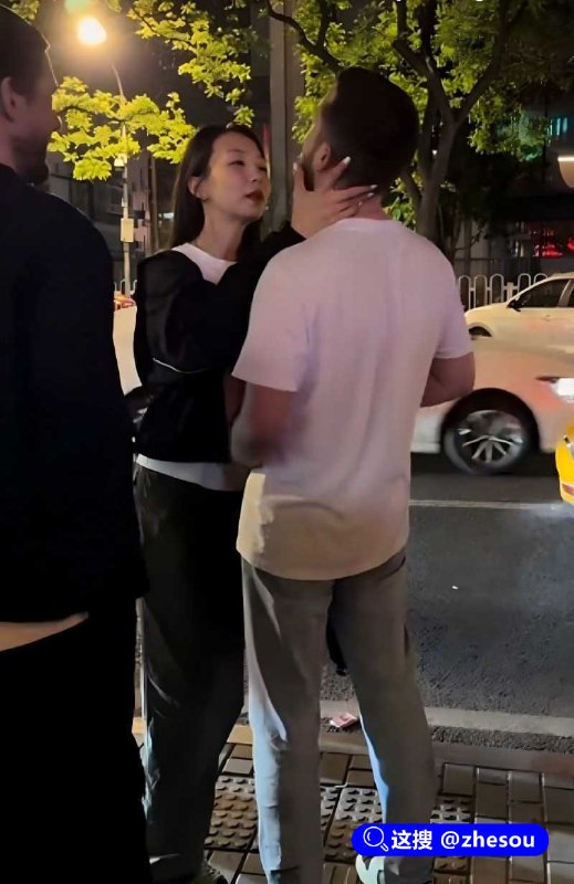 #三里屯 #亚洲马桶 北京三里屯酒吧门口 媚洋婊当众一拖二老外 3P视频曝光 亚洲马桶果真名不虚传！☁️ 口令