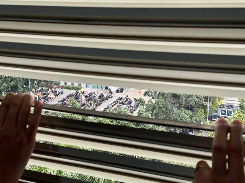 #云南玉溪 云南玉溪警察在一间餐厅带走当地阿訇马玉巍，然后一大批穆斯林在玉溪市红塔区秀山路政府前聚集声援，导致封路造成大堵车#云南玉溪 云南玉溪警察在一间餐厅带走当地阿訇马玉巍，然后一大批穆斯林在玉溪市红塔区秀山路政府前聚集声援，导致封路造成大堵车