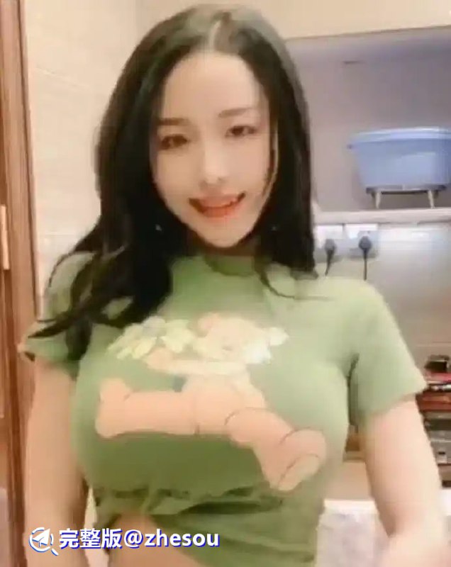 #游山恋 游山恋后背摇开启的这场盛宴，让无数老司机看花了眼，前有小睡神李梨涡真空出镜，现在又有抖音第一巨扔网红吃糖吐泡泡，加入战局，一样的真空裸舞，不一样的震感体验