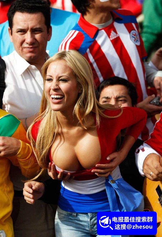 #世界杯 美加墨世界杯 世界杯文明看球 非正经观战世界杯！ 美女球迷露奶狂欢 脱光衣服无所畏惧 场面混乱又极致刺激☁️ 口令