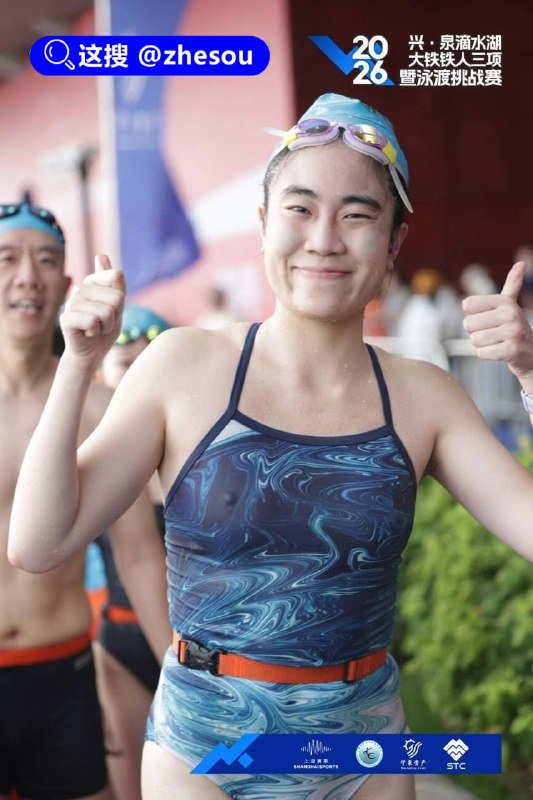 #滴水湖 上海滴水湖泳渡赛直播泄隐私，女选手无码画面被万人围观上海滴水湖泳渡挑战赛曝出恶性直播事故——官方照片直播平台直接推送女选手上身隐私外露的无码画面，全程未做任何遮挡打码处理