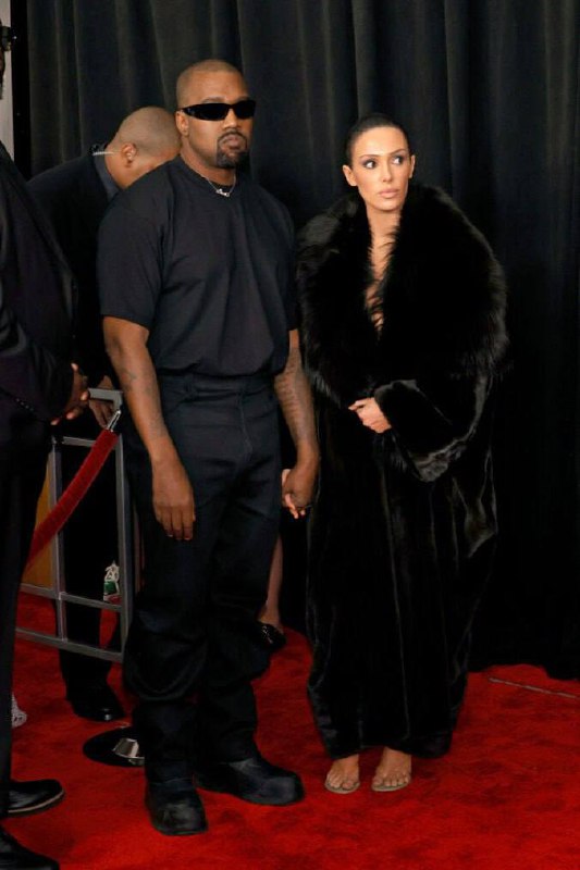 #比安卡·森索里 Bianca Censori 坎耶·维斯特 (Kanye West) 的 妻子 比安卡·森索里 (Bianca Censori) 在 格莱美 颁奖典礼 上几乎 全裸 出镜  #裸体恋童癖说唱歌手坎耶·维斯特 (Kanye West) 和吹牛老爹 (Puff Diddy) 的最好朋友因他的性奴妻子比安卡·森索里 (Bianca Censori) 在格莱美颁奖典礼上脱下外套而在网上走红