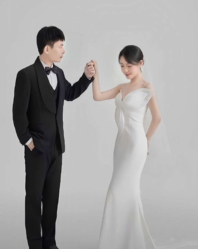 #吕金梦 济南反差婊母狗新娘吕金梦，穿上婚纱是最美人妻新娘，脱掉衣服是最骚母狗肉便器☁️ 口令