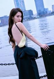 #金晨 金晨肇事逃逸上热搜！娱乐圈婊子罔顾法律 起底金晨黑历史扒出和金主制片人在酒店不雅视频！SOSO☁️口令「金晨」 