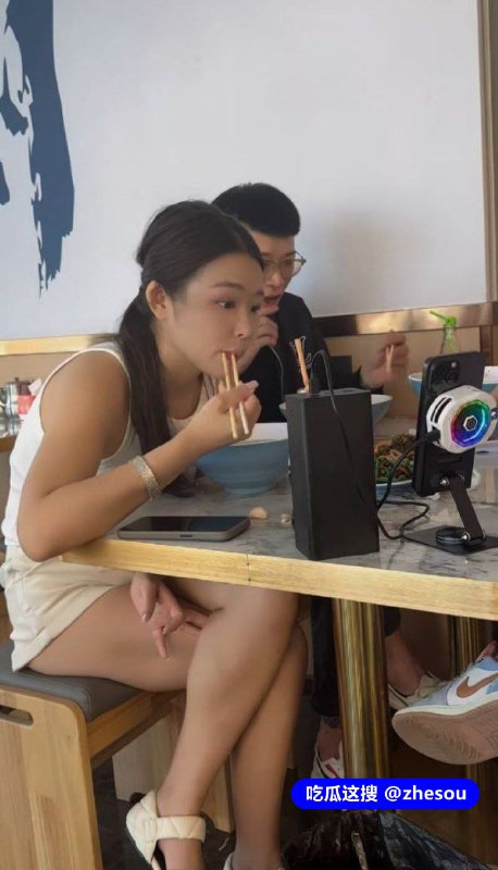 #快手如意 快手430万粉网红如意线下陪榜一大哥开房激战正嗨时被大哥老婆突袭抓包 现场开门暴打#快手如意 快手430万粉网红如意线下陪榜一大哥开房激战正嗨时被大哥老婆突袭抓包 现场开门暴打