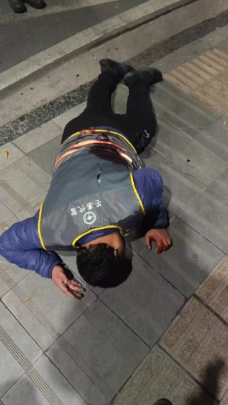 #国内新闻 刀仔杀代驾 网传是一个男的，从西路小学一路杀过来的，在一斗火锅哪里杀了一个代驾，又在水岸沙湾缉毒所那一结杀了一个，应该都是杀的陌生人