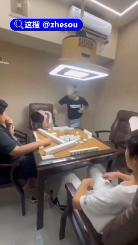 #一秒18拳 #一秒十八拳  精神小伙因女友麻将室被麻友摸手，一言不合就是叶问拳法一秒18拳 #麻将室打人#一秒18拳 #一秒十八拳  精神小伙因女友麻将室被麻友摸手，一言不合就是叶问拳法一秒18拳 #麻将室打人