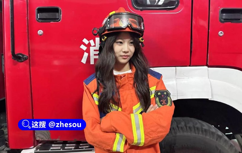 #李舒瑶 反差母狗眼镜妹 李舒瑶 不雅视频流出！颜值甜美漂亮 身材高挑 跟男友开房拍了多段淫片，光着屁股穿着黑丝那娇羞的样子老勾人了！开始显然是不想让男友拍淫照，还乐呵呵的反抗呢，跳蛋一塞，牛子一插，立马就老实了，乖乖的让拍！完整版 