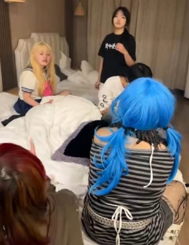 #高街帝 高街帝暴打少萝 抖音热搜的高街帝霸凌事件视频完整版 精神小妹被多人拳打脚踢 脱衣霸凌