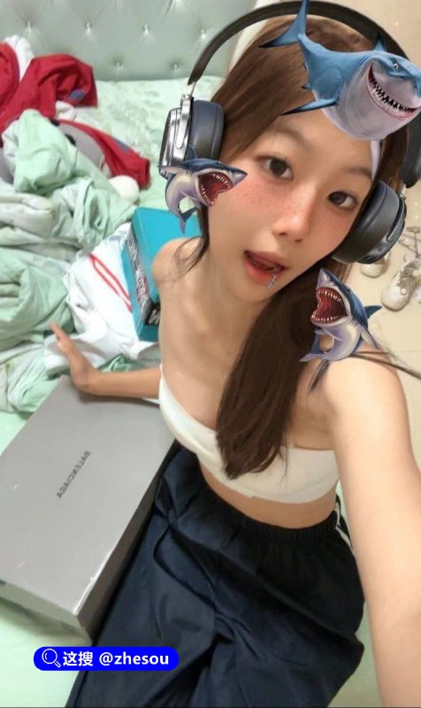 #李舒瑶 反差母狗眼镜妹 李舒瑶 不雅视频流出！颜值甜美漂亮 身材高挑 跟男友开房拍了多段淫片，光着屁股穿着黑丝那娇羞的样子老勾人了！开始显然是不想让男友拍淫照，还乐呵呵的反抗呢，跳蛋一塞，牛子一插，立马就老实了，乖乖的让拍！完整版 