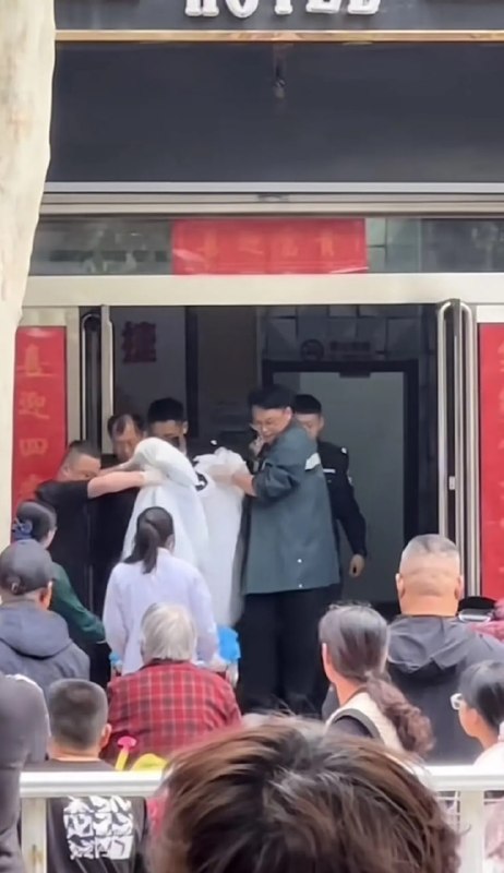 #南和得意林 #南和得意林宾馆 河北邢台南和区得意林主题快捷宾馆网传有个精神小妹在里面喝酒喝死了？另外的说法是两个人润滑油被换成502胶水，把B粘住了...#南和得意林 #南和得意林宾馆 河北邢台南和区得意林主题快捷宾馆网传有个精神小妹在里面喝酒喝死了？另外的说法是两个人润滑油被换成502胶水，把B粘住了...