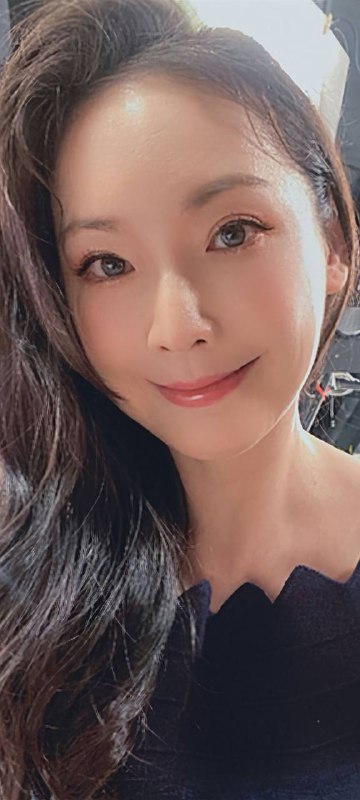 #王俐人 王俐人官宣强势入驻SWAG开启直播，熟女尺度直接引爆全网热议！最近49岁的王俐人因居家穿搭风格引发讨论，一些视频在网上传播后迅速掀起热议
