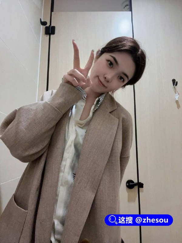 #李佳琳 南京艺术大学极品女大李佳琳 被金主包养调教 接尿挨巴掌样样精通 母狗气质十足！李佳琳调教视频 